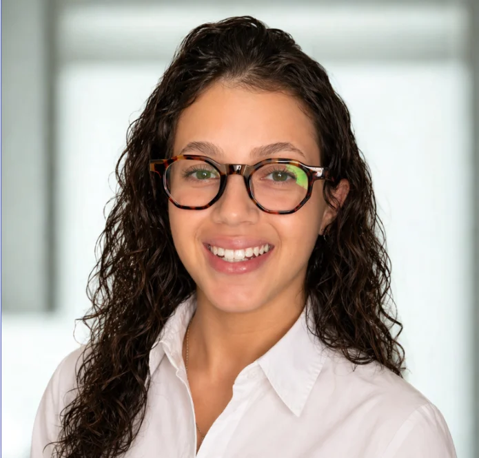 Retrato da Dra. Vitória Abreu sorrindo